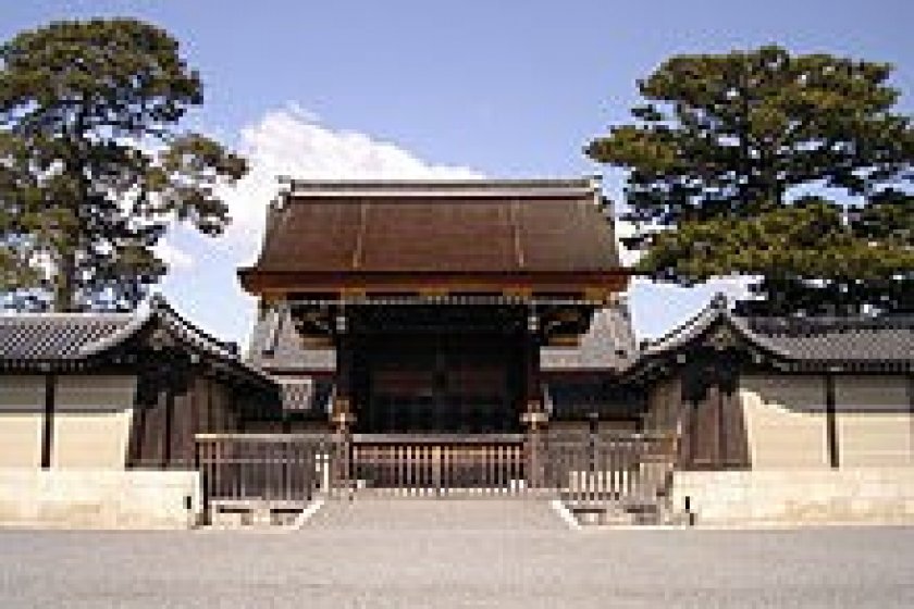 ประตู Kenreimon ประตูทางเข้าพระราชวังเกียวโต จากชั้นนอกสู่ชั่นในของพระราชวัง