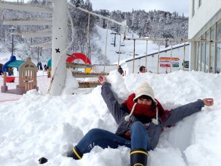 ส่วนตัวดิฉัน แค่ได้เก็บภาพรอบๆตัว ทิ้งตัวลงบนหิมะ และฝากผลงานSnowman1ตัวไว้ที่นั่น แค่นี้ก็เป็นความประทับใจไม่รู้ลืมแล้ว...ขอบคุณGala-yuzawa สำหรับประสบการณ์&quot;หิมะแรก...ไม่รู้ลืม&quot;ของดิฉัน แล้วเราจะพบกันที่นั่นอีกแน่นอน