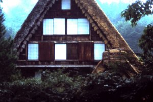 Rumah beratap jerami curam, dibangun seperti tangan sedang berdoa atau gassho-zukuri