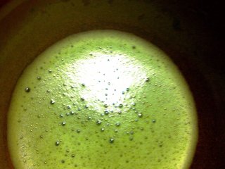 Keindahan mangkuk teh ini dipertegas oleh kemegahan hijau subur teh matcha.