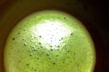 Красота этой чайной чашки подчеркнута великолепием сочной зелени чая маття