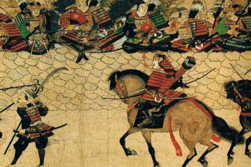 <p>ภาพวาดการรบที่ชายฝั่งอ่าวฮากาตะ กองทัพมองโกลมีทั้งทหารม้า ทหารราบเดินเท้า กำลังเข้าโจมตีกองทัพญี่ปุ่น ซามูไรป้องกันดินแดนอยู่บนกำแพงหิน</p>