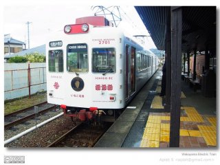 รถไฟลายสตอเบอรี่ ถูกตกแต่งให้คนนอกพื้นทราบว่า เมือง Wakayama เป็นเมืองแห่งผลไม้ และยังสามารถนั่งไปยังสวนผลไม้ต่างได้อีกด้วย&nbsp;
