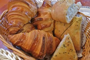 Croissants &amp; garlic toast for starters