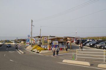 <p>The parking lot has restrooms and a few restaurants serving fresh seafood</p>