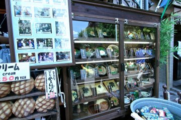 <p>ร้านนี้แหละที่คนต่อคิวกันเยอะๆ เลยซื้อขนมในรูปมากิน (มุมล่างซ้าย) กินตอนร้อนๆอร่อยดีคุ้มกับเวลารอต่อคิว</p>