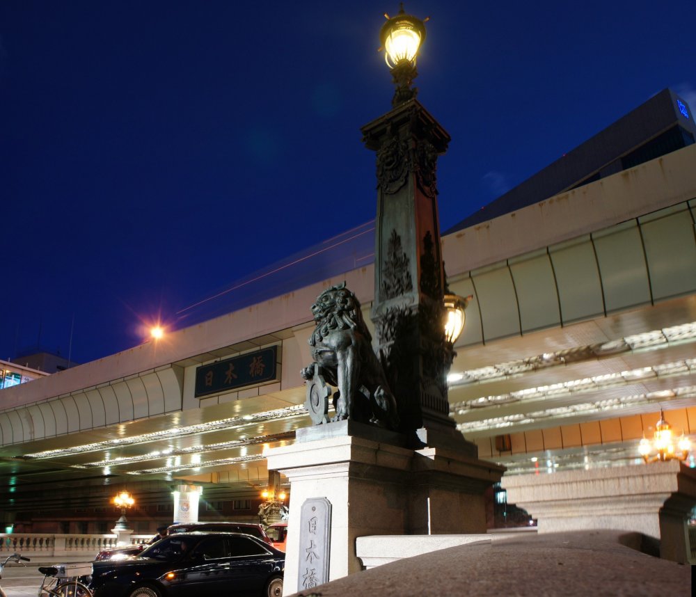 There are two bronze shishi&nbsp;(lion) statues with&nbsp;sodium light posts on either side of&nbsp;Nihonbashi. The light-up at&nbsp;night-time is beautiful and definitely the best time to visit.