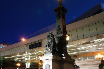 니혼바시 양측에 라이트 포스트가 있는 동상 두 개가 있다. 야간의 불빛은 아름답고 확실히 방문하기에 가장 좋은 시간이다