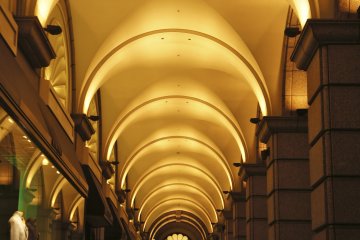 모토마치 쇼핑 지구에는 유럽 스타일의 건축물이 있습니다. 아크 스타일 구조의 야간 조명은 야간 산책을위한 훌륭한 분위기를 제공한다