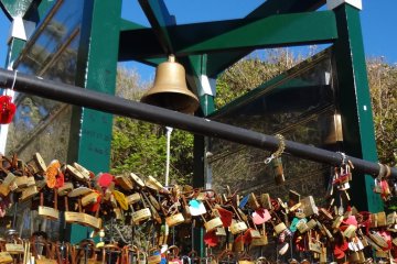 <p>At the cliffside, there is a bell and huge numbers of padlocks hanging on a metal fence. Connected to the dragon&rsquo;s love story: It is said that if a couple rings the bell and hang a lock here, they will never separate.</p>