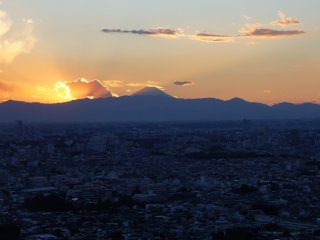 Khung cảnh núi Phú Sĩ khi nhìn từ đài quan sát ở Ebisu Garden Place. Vào một ngày quang mây, quang cảnh thật đẹp vì không có tòa nhà cao tầng nào khác hoặc công trình xây dựng ngăn chặn tầm nhìn.
