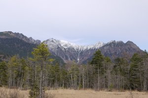 เทือกเขา Hotaka เห็นช่องเขาหิมะอยู่ไกลๆ