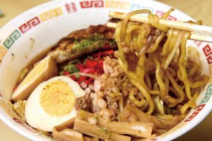 The thick noodles of Kuroishi Sauce Yakisoba (¥750) with many toppings.