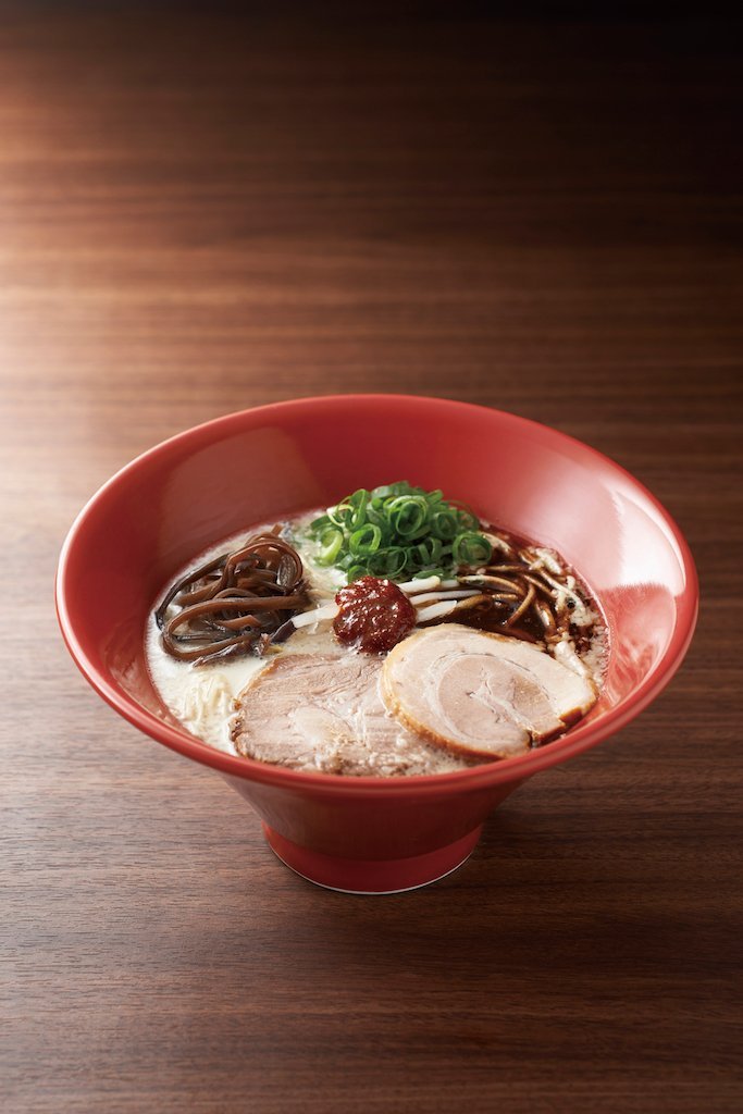 Akamaru Modern (¥820) (excluding tax). Enjoy a change in taste by adding fl avoring oil and spicy miso to the soup.